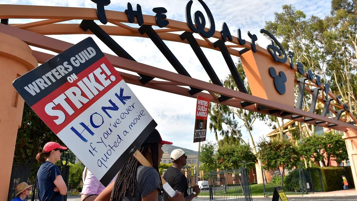 Manifestantes con carteles fuera de los estudios de Disney