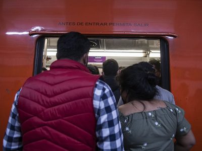 FGJCDMX desecha investigación contra mujer que tiró aspas a vías del Metro