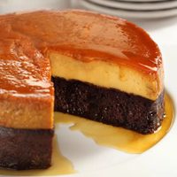 Dos delicias en una: animate a este bizcochuelo relleno de flan, ideal para cualquier fiesta o cumpleaños