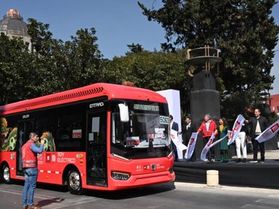 Inauguran la ruta Quetzalcóatl de la Línea 4 del Metrobús; va de Reforma al AICM