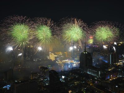El mundo inicia celebraciones de Año Nuevo con abrazos, fuegos artificiales y espectáculos de luces