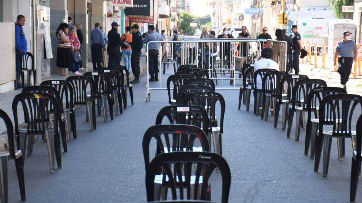 Bancos en la calle. Fuente: (Twitter)