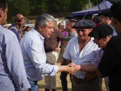 Rolando Figueroa visitó la Fiesta Provincial del Asado con Cuero y destacó las obras públicas que realiza el gobierno provincial
