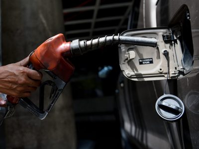 Las empresas petroleras adelantaron una semana los aumentos del 4,5 % en la nafta y el gasoil