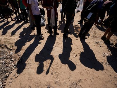 Corte Suprema de EU bloquea temporalmente ley de Texas que permite a policía detener a migrantes