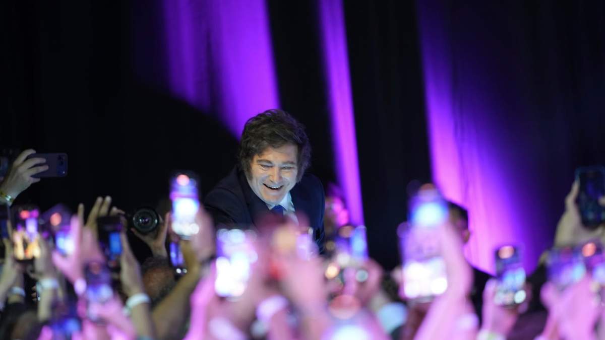 El presidente de Argentina, Javier Milei, sonríe a sus partidarios después de ganar en las elecciones legislativas de mitad de período en Buenos Aires, Argentina