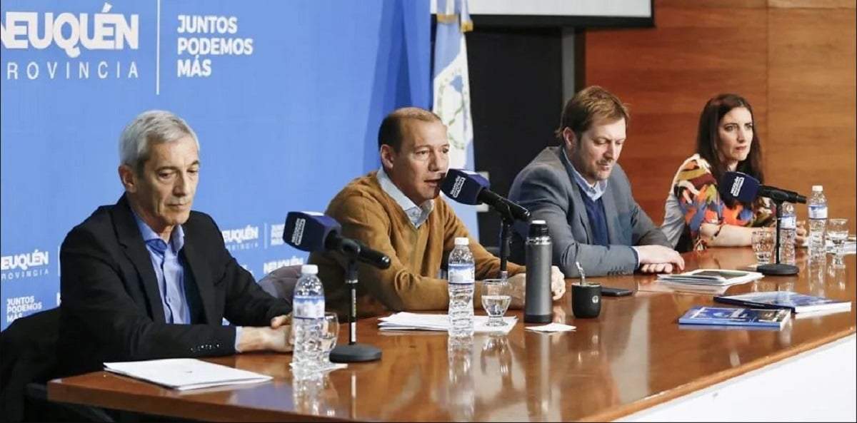 Omar Gutiérrez y funcionarios del gobierno durante el anuncio de las nuevas líneas de financiamiento. Fuente: (Angostura Noticias)