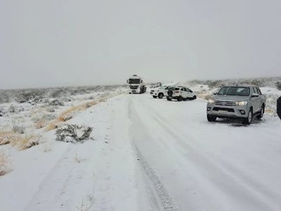 Vuelcos, despistes y otros accidentes a causa de la nieve en las rutas