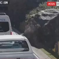 Roca gigante cae sobre una camioneta y mata a tres personas (Video)