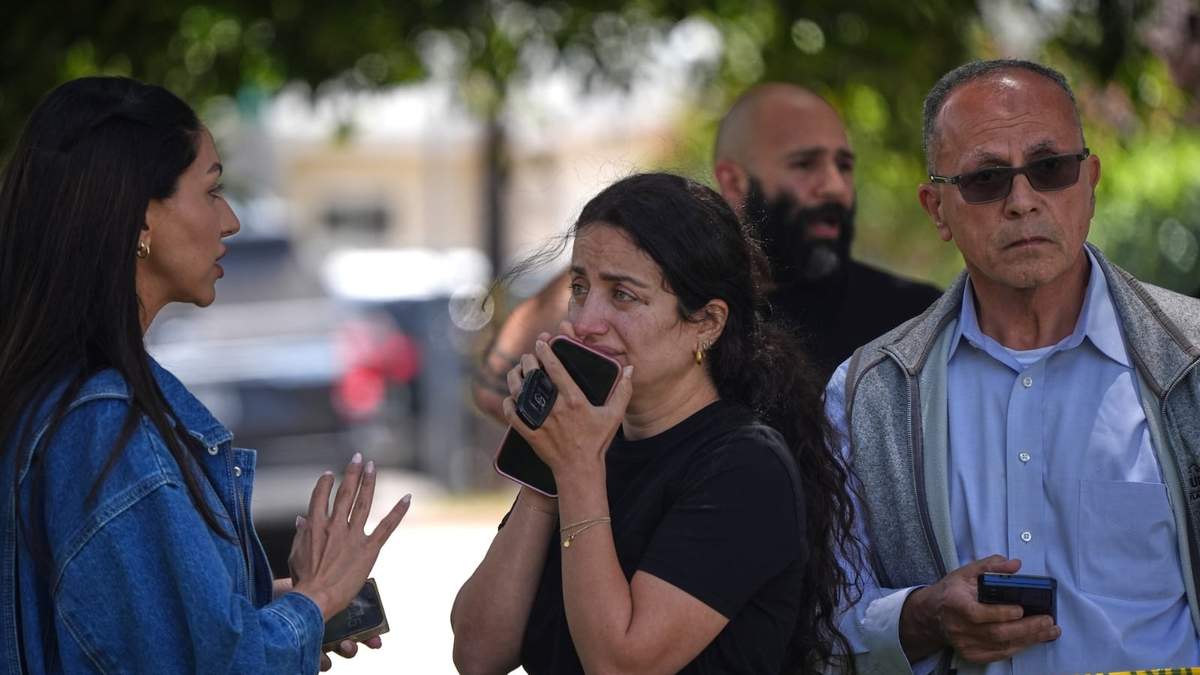 Personas conmocionadas después de un tiroteo frente al Centro Islámico de San Diego