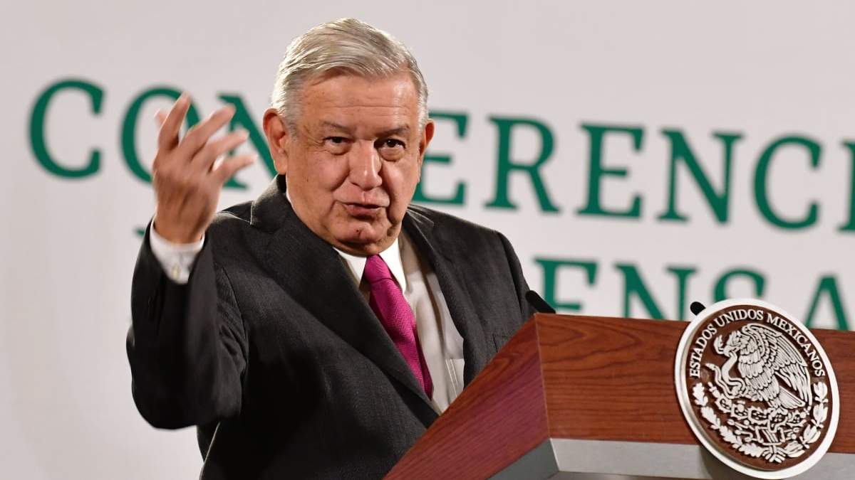El presidente López Obrador criticó a quienes piden parar las obras como la refinería de Dos Bocas