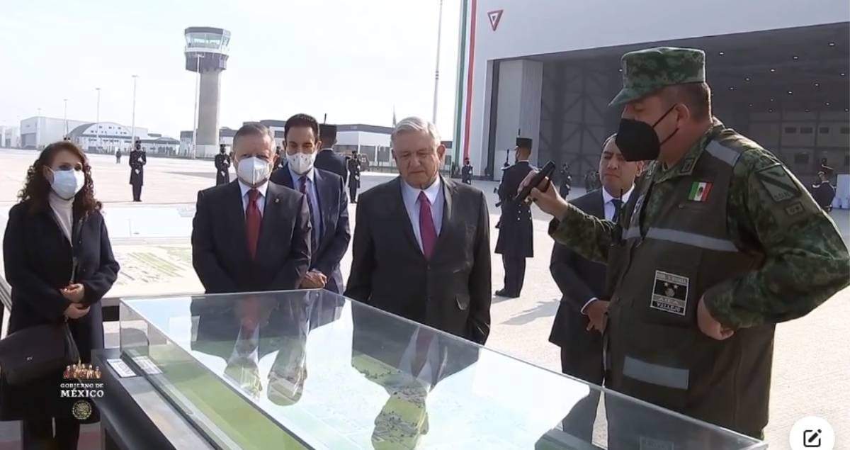 López Obrador en la inauguración del aeropuerto de Santa Lucía