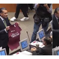 Riña legislativa: senador del PVEM y Fernández Noroña se avientan playera en apoyo a Rocha Moya