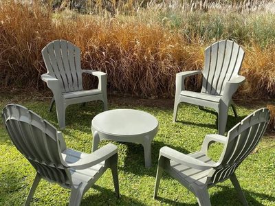 Si tenés sillones plásticos en el jardín o terraza, probá este trucazo para dejarlos tan limpios como el primer día