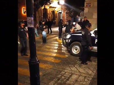 Policías de Oaxaca detienen a dos niños por vender dulces (Video)