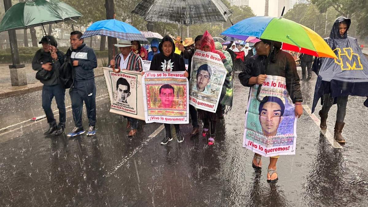 Familiares de los 43 marcharon en demanda de justicia a pesar de la lluvia