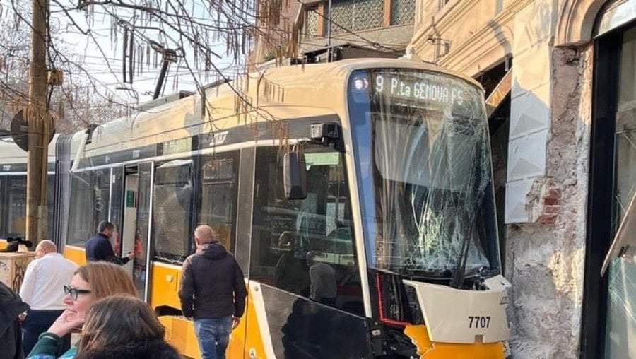 Descarrila tranvía en Milán y se estrella contra edificio; hay 2 muertos