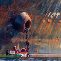 Greenpeace bloqueó un buque que transporta petróleo ruso para Noruega