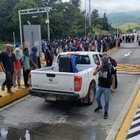 Normalistas de Ayotzinapa toman caseta de la Autopista del Sol y dejan el paso libre