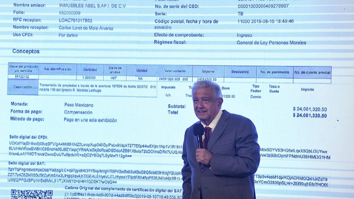 AMLO exhibió una factura por 24 mdp que --dijo-- corresponde a la compra de un departamento de Loret de Mola