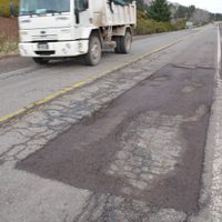 A causa de un bache en la Ruta Nacional 40, un auto rompió dos ruedas