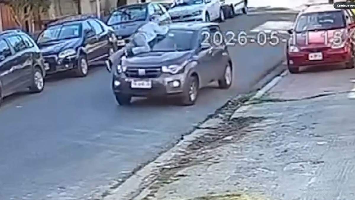 Se subió al capot de su auto para impedir que se lo roben y terminó en el hospital