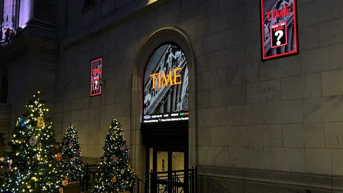 Un cartel de la revista Time se exhibe frente a la Bolsa de Valores de Nueva York el jueves 11 de diciembre de 2025 en Nueva York