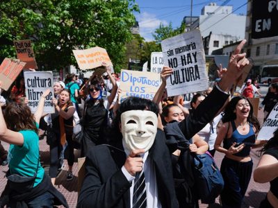 Profesores paran y estudiantes toman facultades en Argentina en rechazo al ajuste educativo de Milei