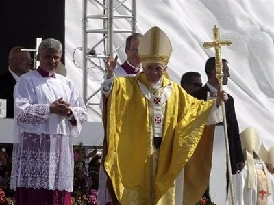 Benedicto XVI sigue estable, a pesar de la gravedad, y celebra misa a primera hora de la mañana