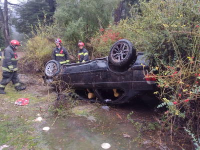 Volcaron en la Ruta Nacional 40 y tuvieron que ser asistidos por bomberos
