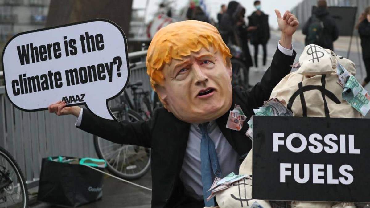 Manifestantes protestan con un muñeco de Boris Johnson en la COP26
