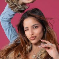 Estilo único: los tops más jugados y originales con los que Emilia Mernes marca tendencia