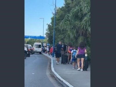 Debido a obras, turistas tienen que llegar caminando al aeropuerto de Cancún