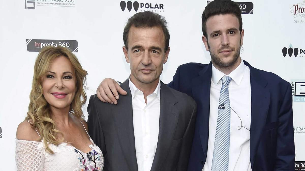 Alessandro Lequio, Ana Obregón y Álex. Fuente: (Instagram)