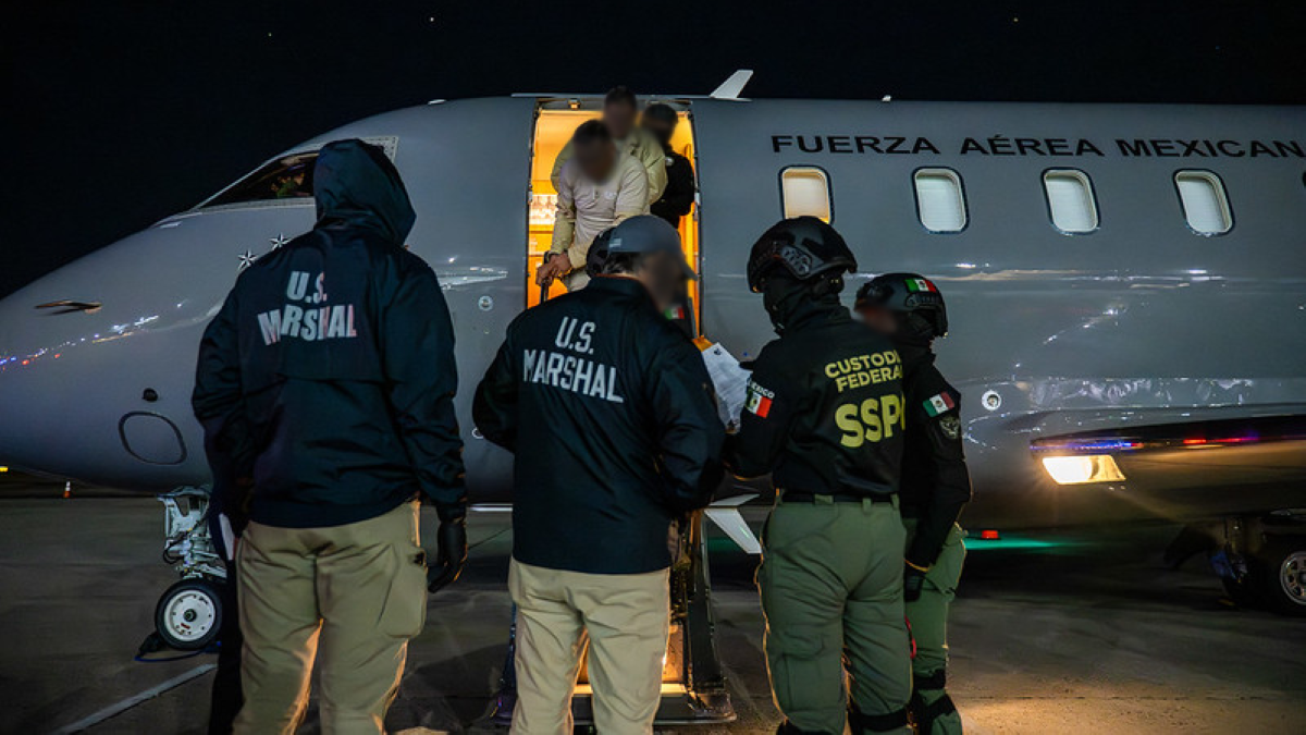 Agentes de EU y de México en el traslado de los 37 capos