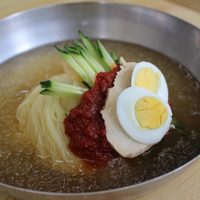 Naengmyeon: los singulares fideos coreanos para combatir el calor