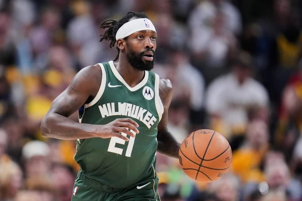 Patrick Beverley, de los Milwaukee Bucks, dribla durante la primera mitad del cuarto partido de la primera ronda de los playoffs de la NBA contra los Indiana Pacers, el domingo 28 de abril de 2024, en Indianápolis.