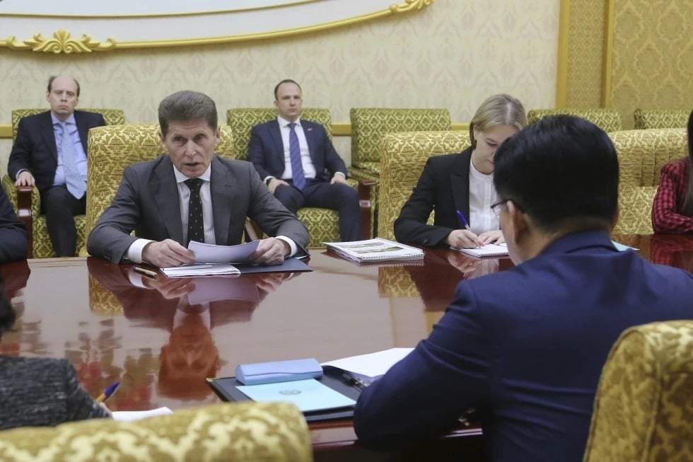 Oleg Kozhemyako, a la izquierda, gobernador de la región de Primorye, Rusia, y Yun Jong Ho, a la derecha, ministro de Relaciones Económicas Externas de Corea del Norte