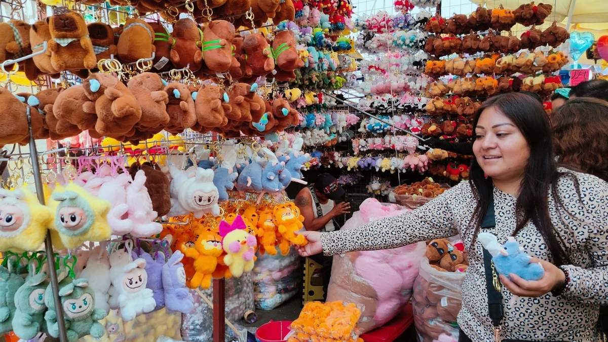 Venta de peluches con motivo del Día del Amor y la Amistad
