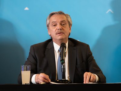 Para el Financial Times, la "política traicionera" en Argentina volvió de la mano de Fernández