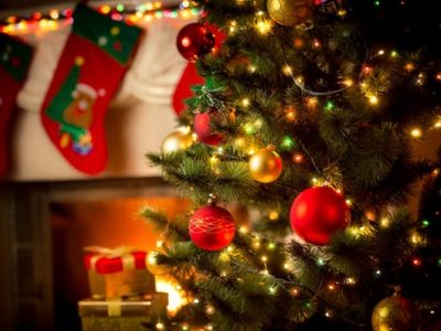Sin gastar fortuna: creá este adorno con una percha de ropa y esferas de Navidad viejas
