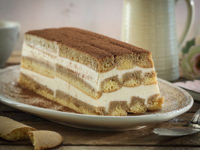 Torta con vainillas, flan y crema: una bomba de sabor que podés hacer sin horno y sin gastar una fortuna
