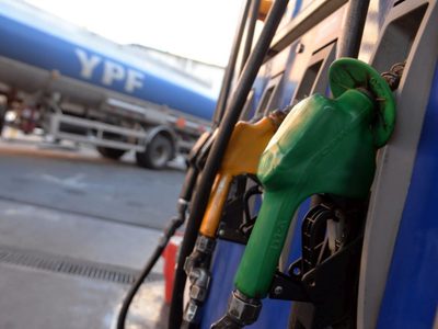 El Gobierno postergó hasta junio una suba de impuestos a los combustibles