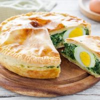 No necesitás ser chef para hacer esta tarta pascualina fácil y rápida: con acelga, huevo y un toque de panceta queda espectacular