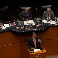 "Ahora el tema es las variantes de la vacuna": el traspiés verbal de Ebrard ante senadores