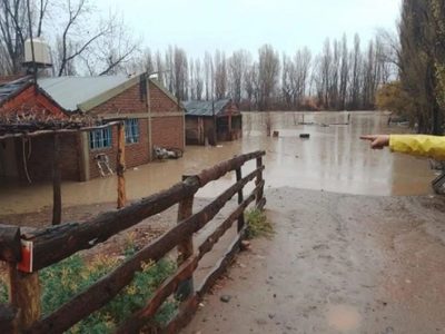 Por la crecida del río Neuquén, varias familias evacuaron sus viviendas en Sauzal Bonito