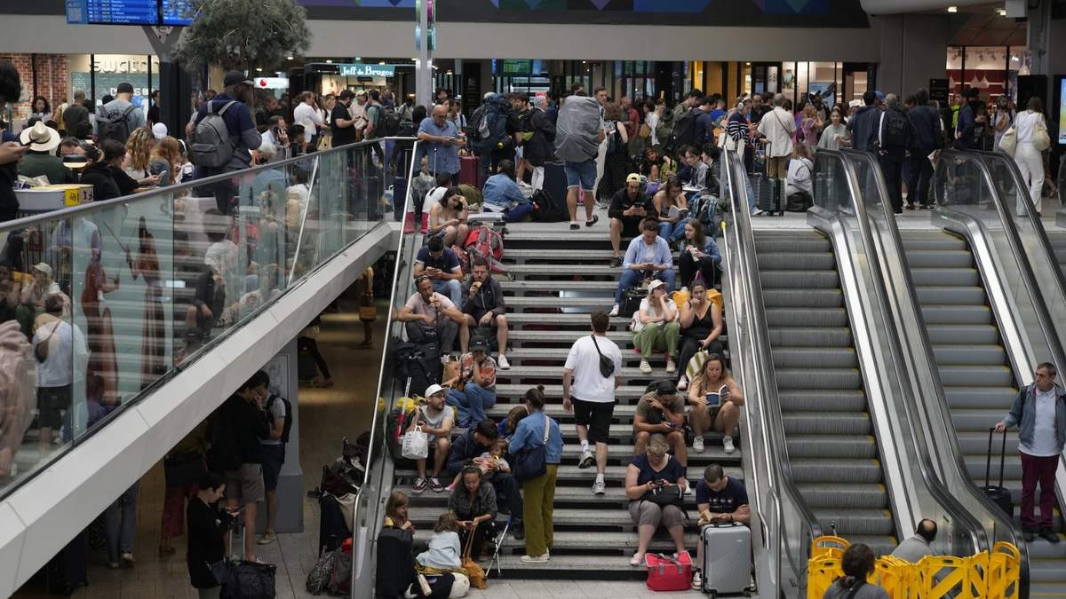 Viajeros sentados en las escaleras de la estación Gare de Montparnasse