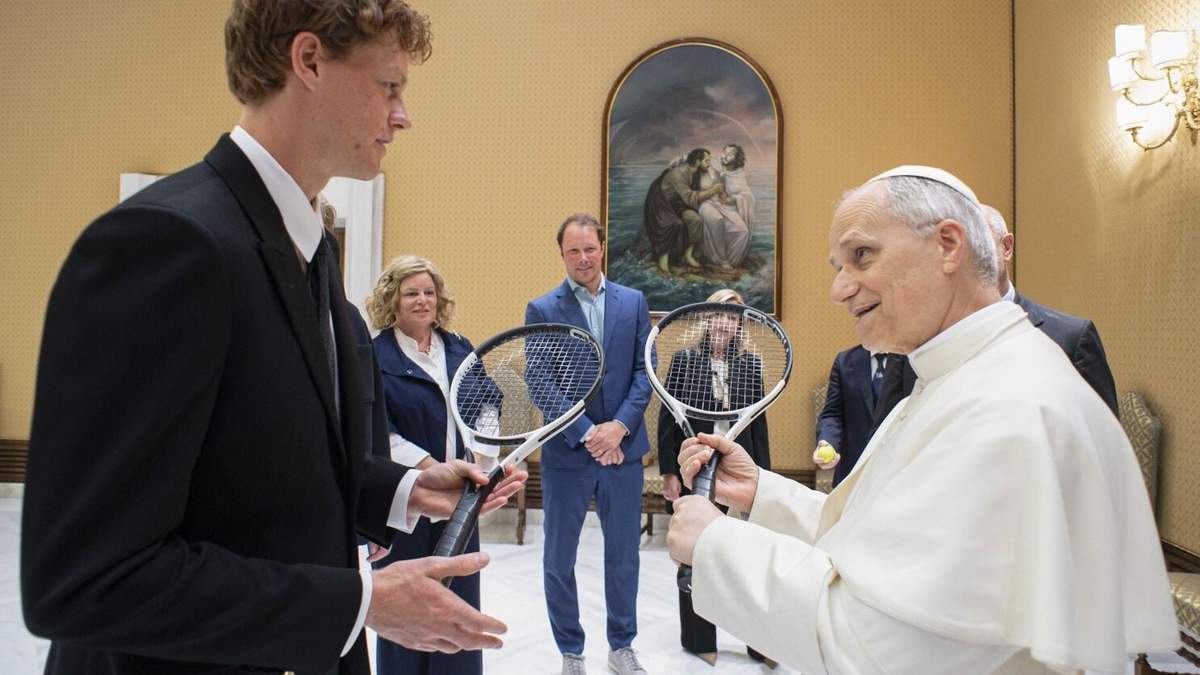 Jannik Sinner (izquierda) saluda al papa León XIV durante una reunión en el Vaticano