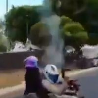 Motociclista dispara ametralladora frente a instalaciones de la FGR (Video)