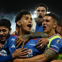Chicharito falla un penalti y Cruz Azul vence a Chivas para avanzar a las semifinales (Video)